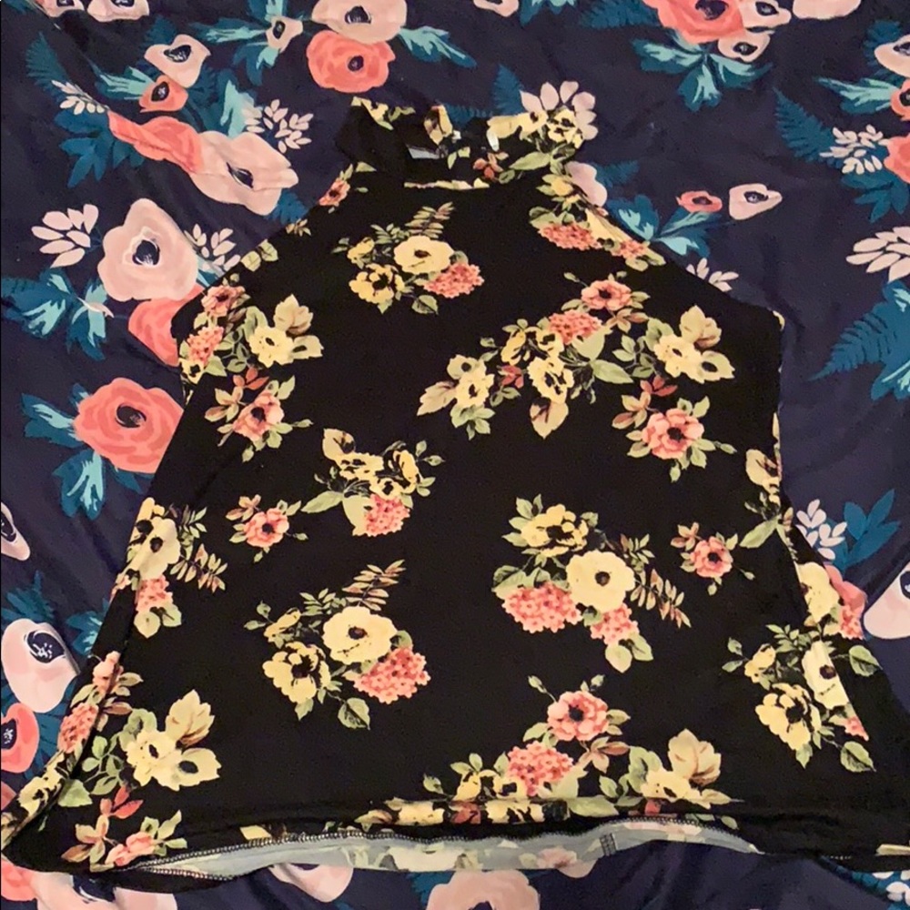 Flower pattern sleeveless shirt